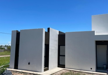 Vendemos casa a estrenar de dos dormitorios en  un lote de 340 mts en barrio altos de la colonia. (colonia tirolesa)